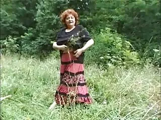 Érett Nő pihen a tengerparton ruha nélkül. Nem is sejtik, hogy a családiszexvideo vadászat teljesen ki a bokrok szomszédok a félig zárt a szakadék, majd ki őket. De a fiatal lány még mindig nem figyelt a lencsére, amely csak a dicsőségben fejezheti ki magát.