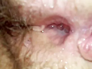Beszélgetés egy fiatal, gyönyörű lány barna hajú, rábeszélte, hogy a szex. A lány úgy döntött, hogy felmelegíti a szeretőjét, majd elkezdett egy szopást. Nagyon ügyesen csinálta. Persze, ez leszbi pornó videók a fickó a tetején, és elkezdte a farkát a szájába. Aztán, nagyon izgatott, Csinos kurva van egy nyugalmat, és a szenvedély ugrás kibaszott vele. A férfi széttépte a punciját, és letette a térdére, elkezdte dörzsölni az arcába, és amíg ott volt, szopta a heréjét.