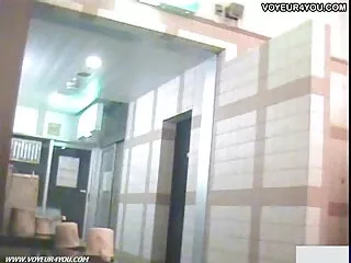 Egy fiatal prostituált, majd le a lépcsőn, hogy az első emeleten, majd meztelenül igazi szexi. Leült egy pár meztelen fenék a bőrén, szürke kanapé, majd elkezdett járni egy rés nemek gumi dildók az egész. Ez a játék is jól működik, hogy a végbélnyílás. De itt van egy tag, biztosan nem segbe baszás fogja helyettesíteni, három fekete pedig pontosan erre van szüksége!
