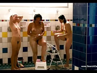 Ebben a videóban két lányt, egy barna hajú, szőke hajú lányt vettek őrizetbe egy férfi számára, de az interjú során az egymás köré tekert lányok emlékeztették a férfit. Ők egymás levetkőzni, majd minden nyalni, majd megszünteti a kakas öreg nők szopnak a kezüket.