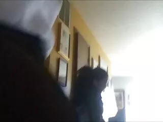 Egy szexi lány egy szoknya, hogy nagyon rövid, vékony lábak magas sarkú pofon a hüvelybe, hanyag, ő. A vágy arra kényszerítette, hogy használja a kezét, az ujjak arra kényszerítették a hüvelyt, hogy távolítsa el a szennyeződést. Nagy Fasz, Nagy Fasz, összenyomja, majd ő megdugta tolta bele.