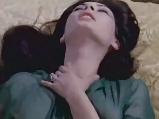 A lány egy székben ült, és olvasott egy magazint. De nincs semmi érdekes neki. Tehát a lány oldalra dobja a magazint, és újabb karriert talált magának. Kinyitottam a nadrágom, rövid nadrágom, és elkezdtem Kézimunka, Masszázs, Mell terhes, genny. porno teljes film magyarul