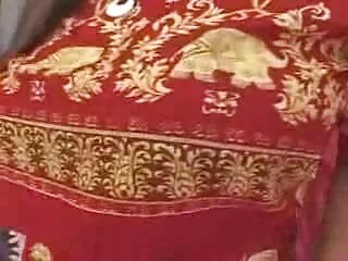 Kurva mutasd meg nekünk a segged, amíg mozogsz. Találtunk egy szép Segget és bugyit a rózsaszín bejegyzésében a nő lábához. Egy lány, egy ruha, ami nagyon szexi, amikor a kiszolgáló személyzet. Két Tini segít srác tudja felhívni a farkát szopos anyukak a szájába, miközben letérdelt, nedves.