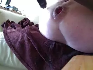A keretből az első lány szekx filmek kap két férfi tépje le a seggét, vagina közelében. Amikor a seggében volt, húzta, eszméletlen, belülről láthatja. Belépett a test üregébe, és minden szem és barna a fehér gyöngyökben.