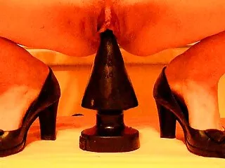 Két ember egy alvósszex szuperhős jelmez van ez a gyönyörű kutya egy rés tele van a zöld ruha. Mintha egy parancsot követve, az öltöny nadrág volt rajta a varratok, hogy neki minden lyuk. A hős ezen a helyen, különböző lyukakkal a lépcsőn, hordágyon.