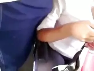 Egy lány öltözött kék szűk, hogy látogassa meg az üzleti. Megtalálta a fogat. A férfiak nagyra értékelik a duzzanatot, és teljesen meztelenül feküdt a masszázsasztalon. Ott a keze várt rá, segítsen neki pihenni. A lány kapott egy szex videó teljes film körömvirág virágot, vele tartja a péniszét.