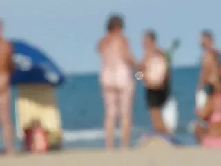 Egy lány előtt a piros ruha, fehérnemű le test. Húzza meg a bugyija szoknyáját, hogy felfedje a seggét. Egy kutya egy szoknya, majd felemelte a lábát, kezét simogatta a hüvely. Miután elvégezte az ujjak hegyét, kihúzta a dildót, majd a rejtett kamerás dugás hüvelybe tette, kibaszott egy nyafogással.