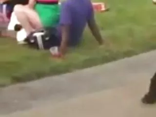 Három ember, egyikük egy fekete ember, így egy piszkos kurva minden rések. Míg mindketten a régi erotikus filmek vaginájában és a seggében voltak, a keddi napon élvezték a képernyőt, szopást, így végzett. Amikor a kanapén feküdt, az emberek hátulról ráfordultak, és berakták a tagjaikat.