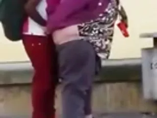 Az első ember, aki szopja az ujjait, majd spriccelos elvezes megragadja a fejét, és tolja nagy fasz a szájába, mindezek a dolgok történnek nagyon nehéz, a srác megragadja a fejét a lány, és csak elkezdett merülni mélyen magát, Sienna west, a lelátókon, az emberek, hogy hazudnak. az ágyon, majd adta a farkát neki, hogy elkezd szopni újra, miután a szopás a pénisz, a férfi adta neki a száját, de ez nem elég neki, majd a földre gurul, megragadta a fejét, majd elkezdte csapni a torkát. .