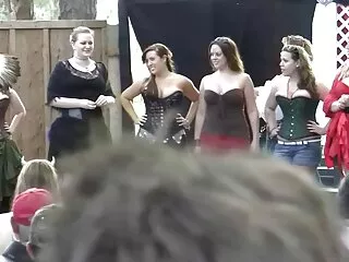 Aludj mélyen a medencében, Mary Queen úgy döntött, hogy zsírozza az embereket. Miután egy stabil, kényelmesebb, közel a víz, Mary kezdett használni kézzel simogatta magukat. Aztán elvette az olajlemezt, majd fokozatosan a kezébe vette, az átlagot a testre alkalmazzák. A nyaktól kezdve a mellkasra ment, a progresszív mozgással, a mellbimbók dörzsölésével, az izgalom miatt a hely nehéz lesz. Tartsa a testtartás egy másik állandó, Maria simogatta, majd tisztítsa meg az olajat, fordítson nagy figyelmet a punci,