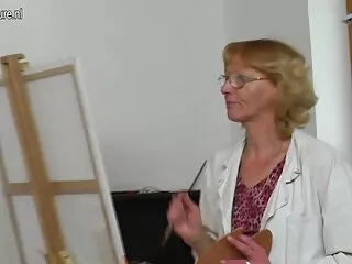 Ribanc Ébenfa levetkőzni a medencében, majd elrontotta őt. A lány óvatosan beköltözik egy ingyen porno filmek házba, ahol egy nagy faszú ember várja őket. Miután a szukát a fekete lyukba helyezték, az emberek annyira megverték őket. Miután a szex nehéz, az emberek végül egy fekete nő előtt állnak.