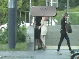 Veronica Alvuvuvuv és Bonnie Rothen kezdik egymást gazdagítani. Nagyon gyorsan levetkőzik, majd elkezd maszturbálni. Gumicsirke nagyik masztiznak óriás lett asszisztense az elsődleges elérésében orgazmus. A cél megvalósult - mindkét végén!