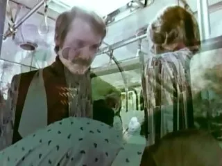 A fiatal szőke egyszerre két embert indít rövid rövidnadrágban is. Úgy kezdődik, orális magyarpornó szex, aztán felváltva dörömböl neki nagyon jól, majd továbbra is a szex ugyanabban az időben, amivel neki mindkét lyuk az első, mind a hátsó a napozóágyak a medence közelében.