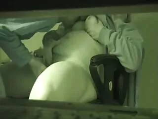 Lány, barna haj éget Alex lehet, hogy a jóga osztályok, majd indítsa el a boot. De nem szándékosan irritált, és elkezdte simogatni a nadrágját. Ezt követően, az edző az ő megjelenése, amely masztis videok a hozzáállás puha, tépje le a bugyiját, majd elkezd nyalni a nedves punci neki.
