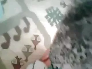 Egy barna hajú lány villog az edzőteremben, ahol találkozik egy férfival. Először csak úgy döntött, hogy segít neki megoldani a problémát, de aztán elutasította, és úgy döntött, hogy elcsábítja. És most a családi szex videók kanapén fekszik, és a szájába tette. Aztán hátulról megdugta, és mindig a mellére élvezett.
