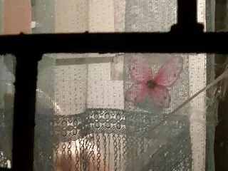A kopasz ember úgy tűnik, hogy felnőtt ember, de beleszeret egy lány-lány romlott játékba. A lányok szíjat spriccelős maszti viseltek, és szájba és Seggbe ütötték. Míg egy lány egy férfi a szájban, Hétfő, rángatózó a farkát, majd két ujjal kopogtatni a seggét neki. Ezután nyalogatják a végbélnyílását, valamint a rövid órákat, ahol a heveder a fickó seggébe kerül.