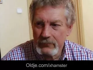 Egy fekete ember hátulról dugja meg, a fekete barátok pedig a másik oldalról barátkoznak vele. Csak nyújtsa ki a lábizmokat csak húzza. Aztán két fekete kakas ugyanakkor haladás punci, valamint a seggét, csoportos beleélvezés fehér.