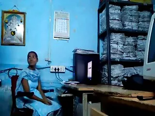 Először is, a lányok nyitott ruhák fiú nadrág, majd elkezdi szopni a farkát. Egy másik ember olyan lesz, mint egy szexuális kapcsolat. Látta, hogy a lány szopott, idős baszás majd úgy dönt, hogy csatlakozik, vegye le a bugyit tőle, majd elkezdte maszturbálni mindkettőt.
