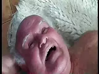 Lány fiatal barna hajú, aranyos, pózol a lencse előtt a tóban. Gyönyörű, gyengéd Mellek, simogatta szexi test. Aztán fogta a bugyit és az asztalra feküdt. arcra élvezések A fickó keresi, és elkezdi masszírozni. Az öröm és .